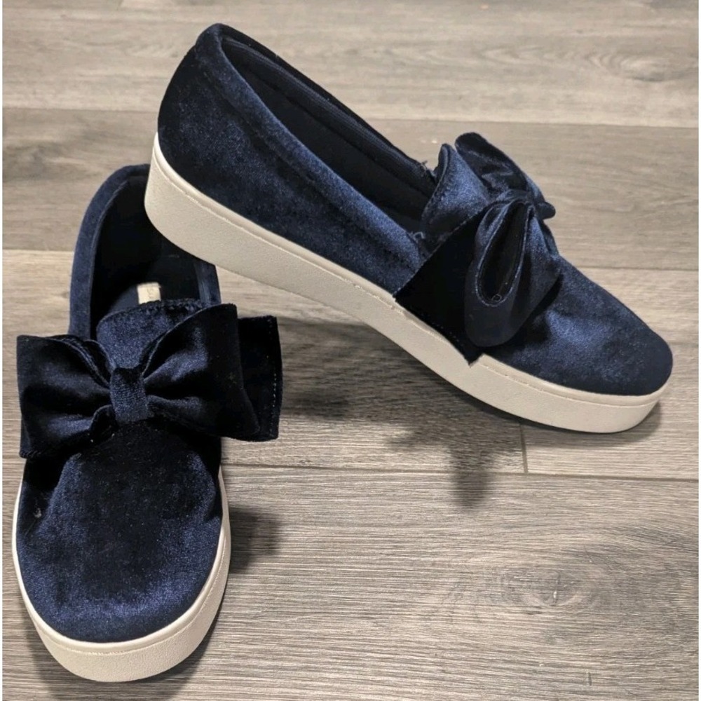EUC Isaac Mizrahi Live 9.5M Womens Velvet Sneaker With Bow Navy Blue Fabric Soft